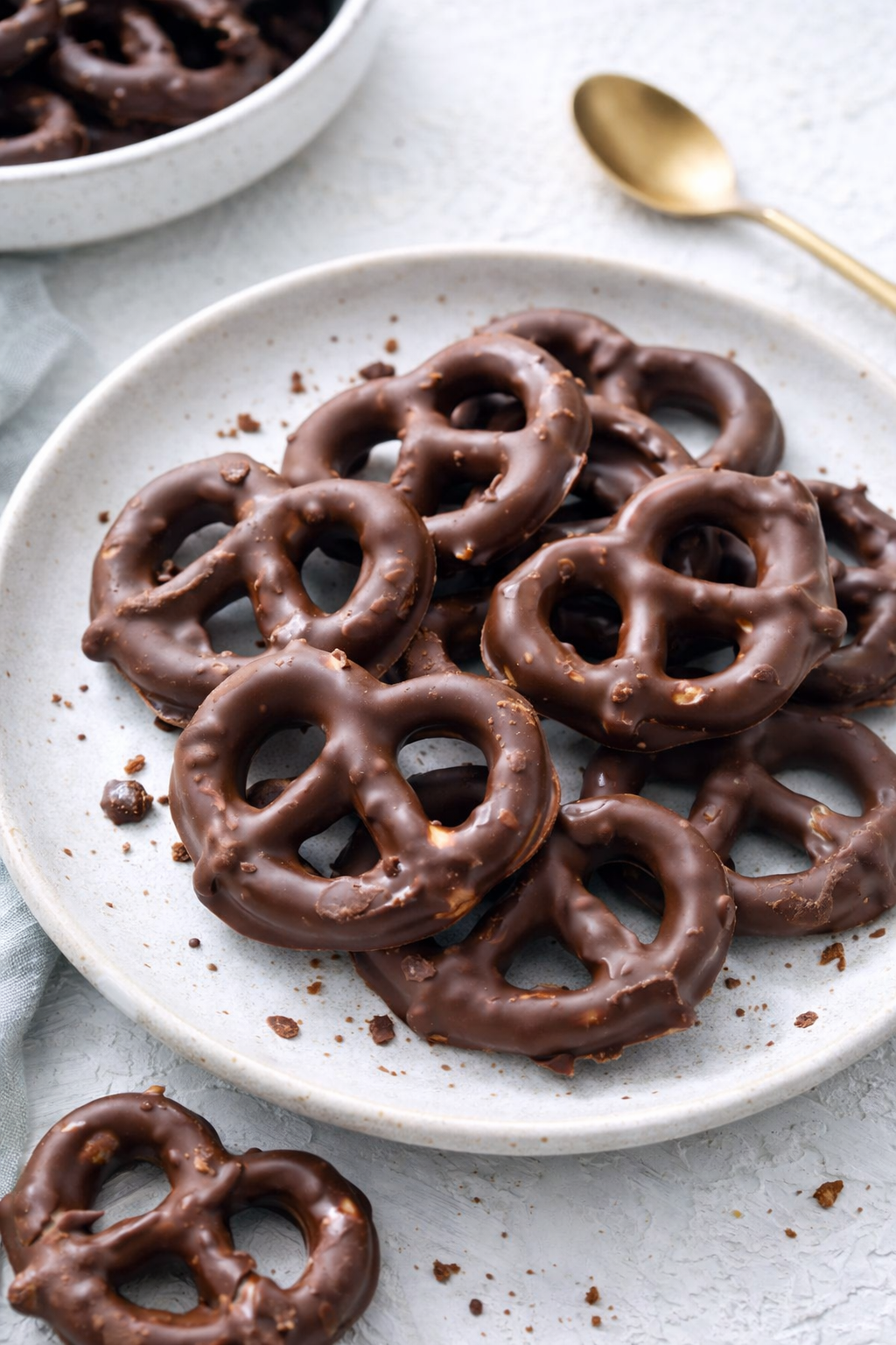 Quick Salted Chocolate Pretzel Bites