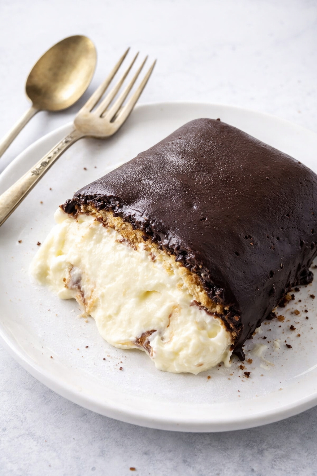 Simple No-Bake Chocolate Eclair Cake